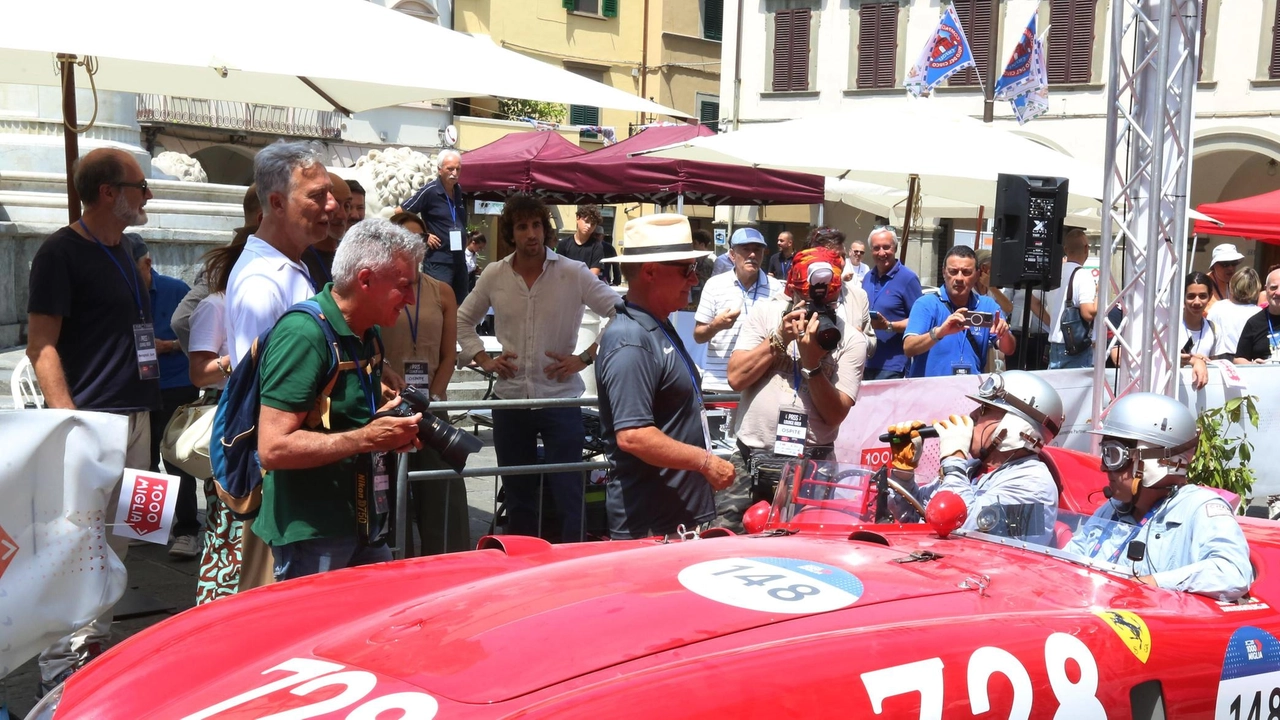 Magia da Mille Miglia. Centinaia di auto d’epoca hanno sfilato in centro fra saluti e applausi