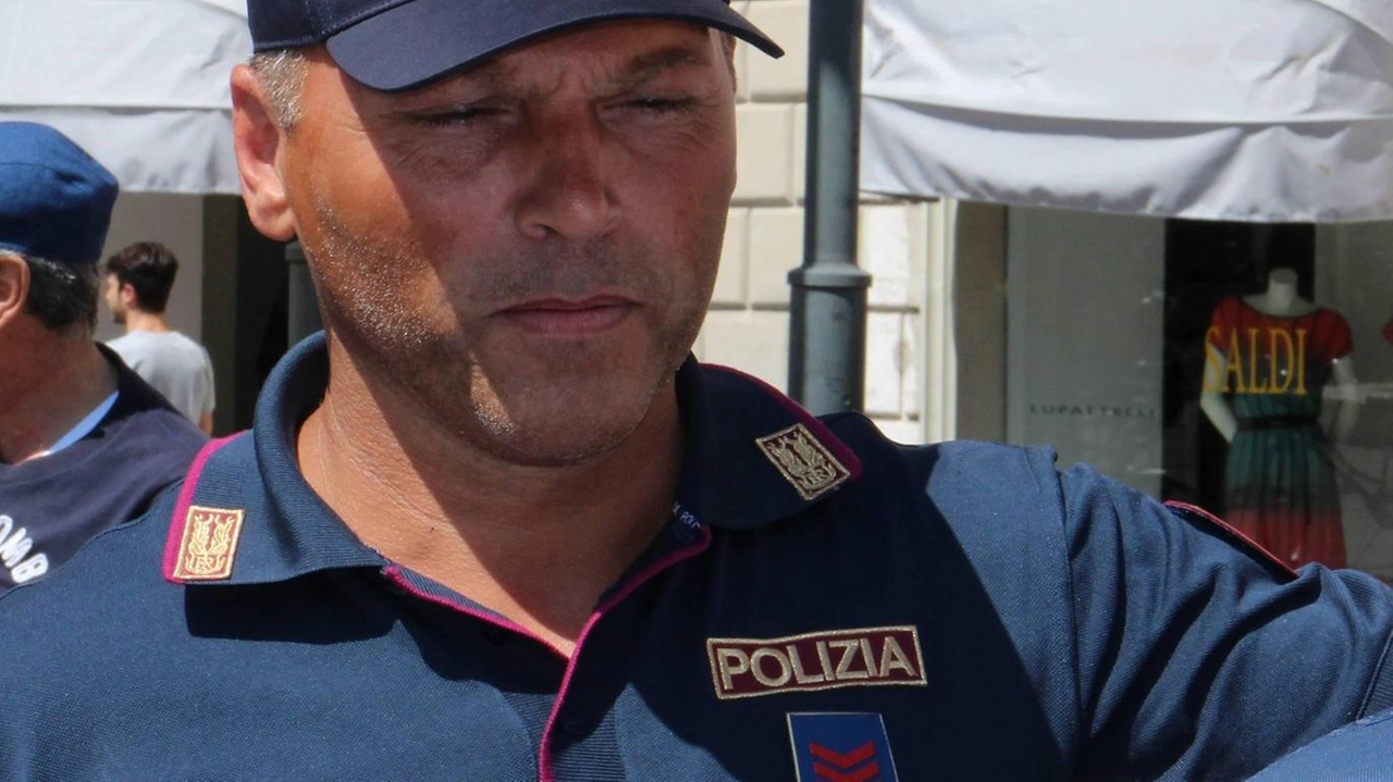 Un agente della polizia di Stato durante un servizio di controllo (foto d’archivio) Un agente della polizia di Stato durante un servizio di controllo (foto d’archivio)