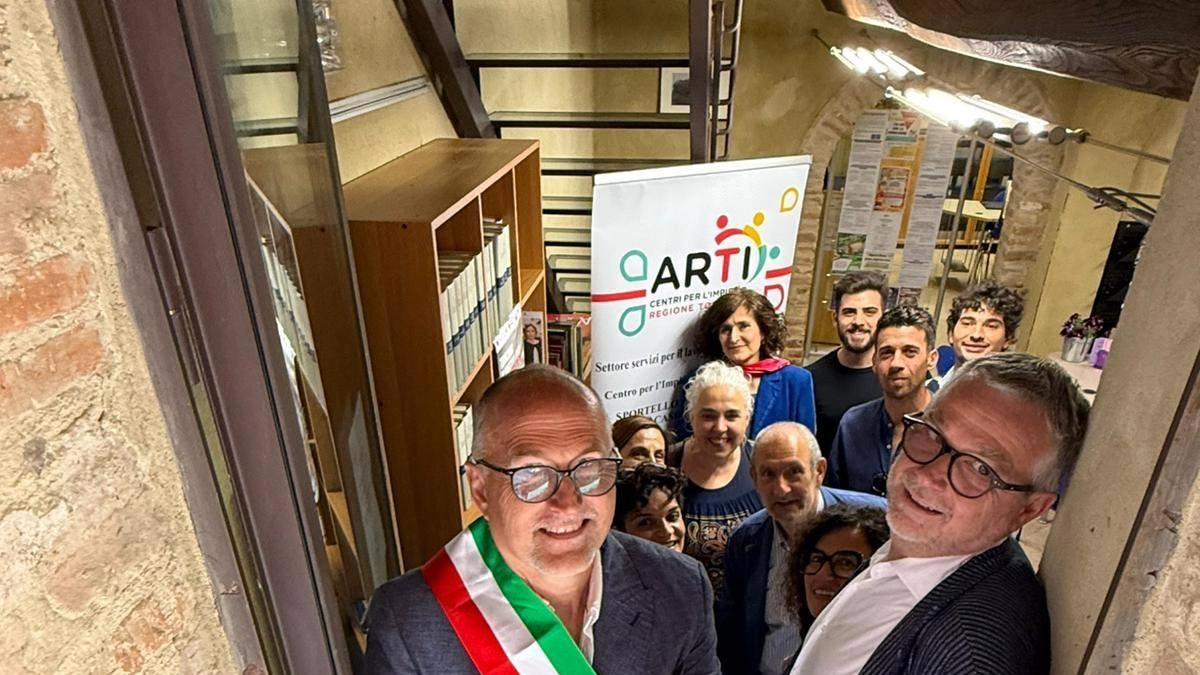 Taglio del nastro del nuovo punto di accesso per i servizi al lavoro di Arti sarà attivo il secondo e quarto mercoledì del mese dalle 9 alle 13. Un esempio virtuoso - ha detto l’assessore Bezzini - di collaborazione tra istituzioni Taglio del nastro del nuovo punto di accesso per i servizi al lavoro di Arti sarà attivo il secondo e quarto mercoledì del mese dalle 9 alle 13. Un esempio virtuoso - ha detto l’assessore Bezzini - di collaborazione tra istituzioni