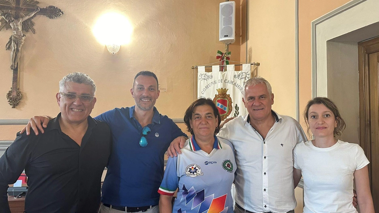 I rappresentanti della Kendron Dard assieme agli esponenti dell’amministrazione camaiorese alla presentazione dell’evento I rappresentanti della Kendron Dard assieme agli esponenti dell’amministrazione camaiorese alla presentazione dell’evento