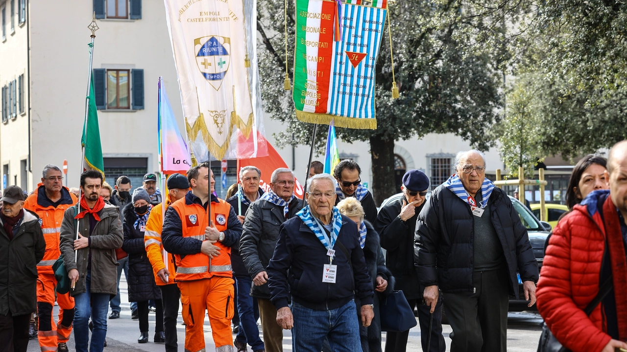 Il corteo in centro per l’anniversario della deportazione dei 55 cittadini e lavoratori della vetreria Taddei (Tommaso Gasperini / Fotocronache Germogli). In basso, l’avvocato Diego Cremona Il corteo in centro per l’anniversario della deportazione dei 55 cittadini e lavoratori della vetreria Taddei (Tommaso Gasperini / Fotocronache Germogli). In basso, l’avvocato Diego Cremona