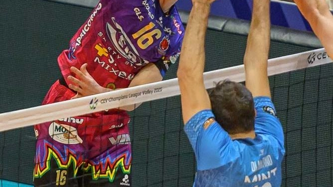 I commenti dopo la vittoria in rimonta a Monza . La carica di Semeniuk . Loser e Yuki Ishikawa. I commenti dopo la vittoria in rimonta a Monza . La carica di Semeniuk . Loser e Yuki Ishikawa.