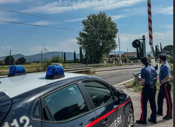 Malore alla guida, resta bloccato sui binari. Salvato dai carabinieri