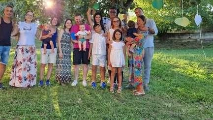 Volontari dell’associazione “Un cuore un mondo” con la famiglia di Matteo