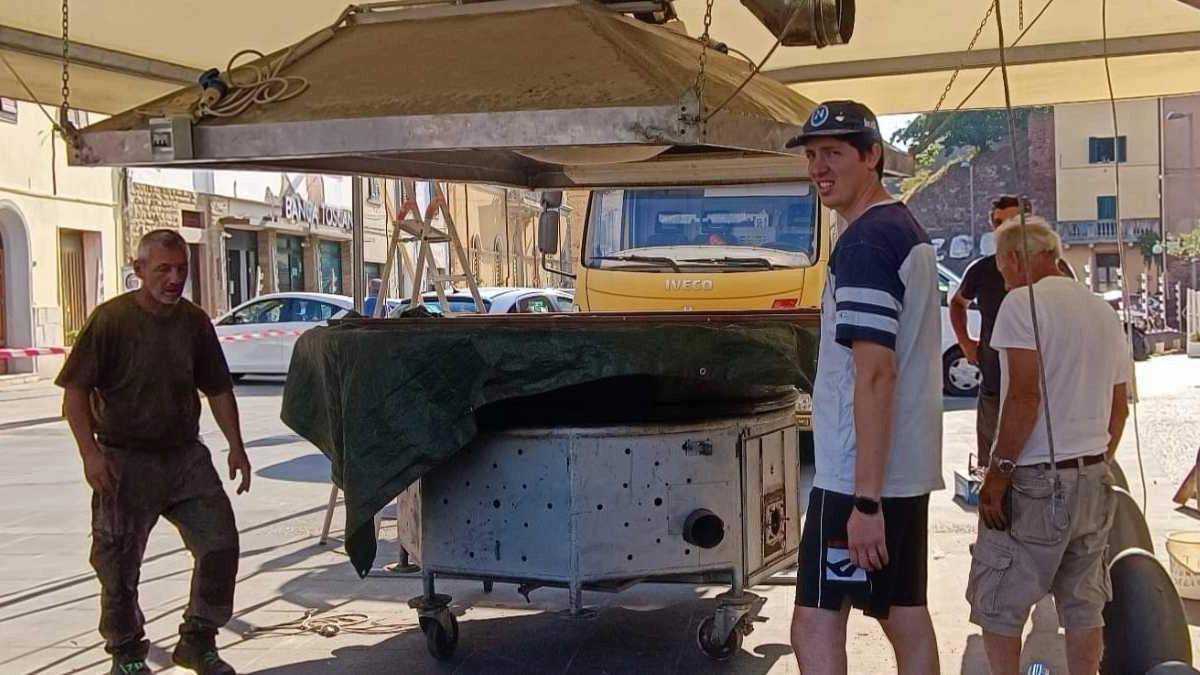 L’allestimento del padellone per friggere le patate in piazza della Vittoria L’allestimento del padellone per friggere le patate in piazza della Vittoria