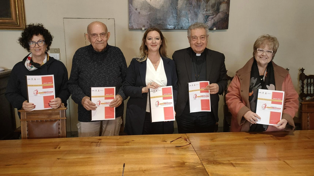 La firma del progetto con il vescovo Giovanni Nerbini e la sindaca Ilaria Bugetti. Si tratta del settimo rinnovo dal 2006
