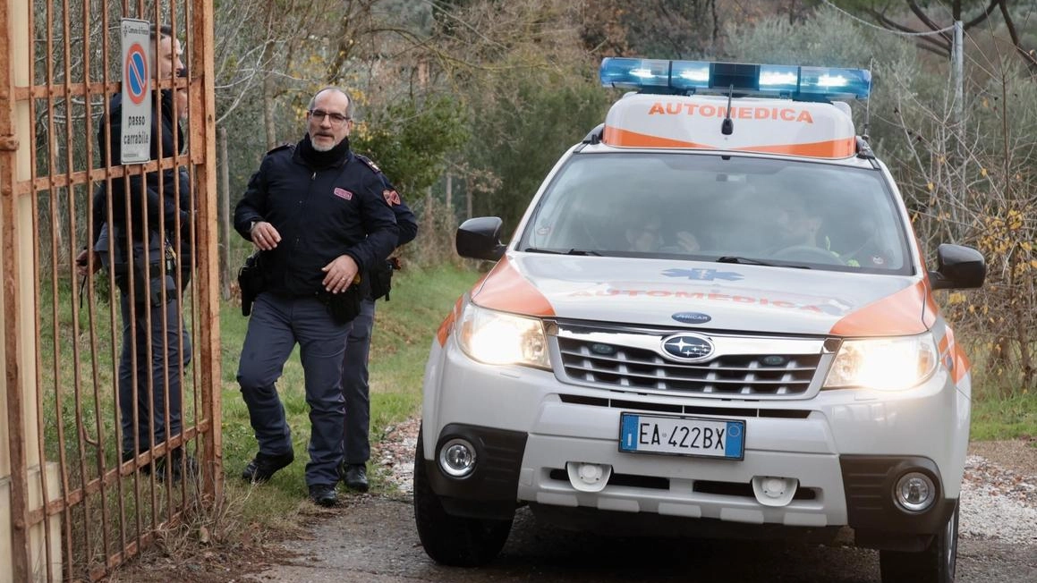 La polizia sta portando avanti le indagini per accertare le cause delle morti all’interno della villa in via San Felice a Ema La polizia sta portando avanti le indagini per accertare le cause delle morti all’interno della villa in via San Felice a Ema