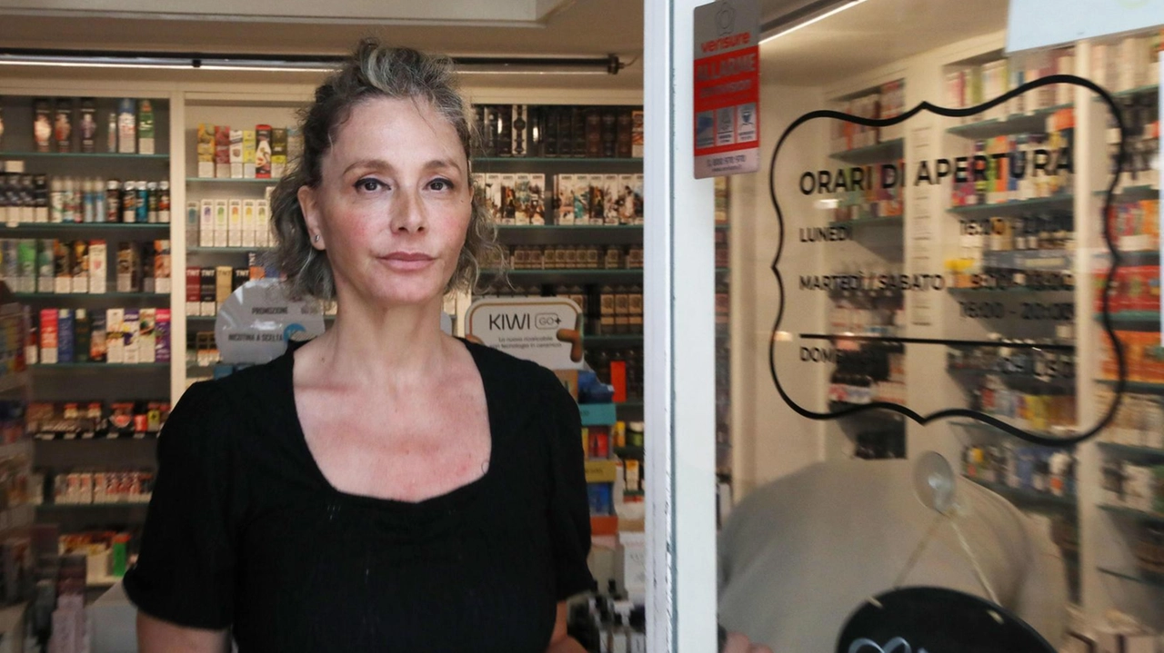 Rossella La Regina torna in negozio, tra la solidarietà di colleghi e istituzioni. Anche Giorgio va a trovarla. Rufilli: "Si lavora per risolvere le criticità". Rossella La Regina torna in negozio, tra la solidarietà di colleghi e istituzioni. Anche Giorgio va a trovarla. Rufilli: "Si lavora per risolvere le criticità".