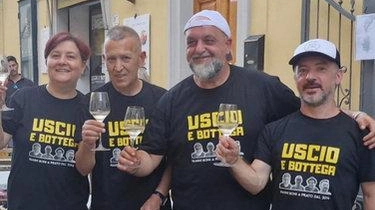 A Prato, nel centro storico, il negozio La Lingerie ha riaperto i locali dell'ex Sauro Mazzoni per una vendita straordinaria. Anche "Le Barrique" e "Uscio e Bottega" festeggiano rispettivamente 20 e 10 anni di attività. Un segnale positivo per il commercio locale. A Prato, nel centro storico, il negozio La Lingerie ha riaperto i locali dell'ex Sauro Mazzoni per una vendita straordinaria. Anche "Le Barrique" e "Uscio e Bottega" festeggiano rispettivamente 20 e 10 anni di attività. Un segnale positivo per il commercio locale.