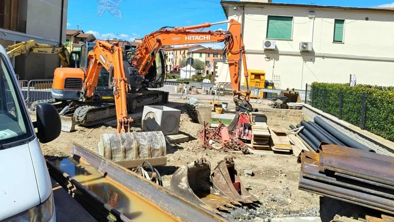 I lavori sul fosso. in via San Biagio dovrebbero in futuro scongiurare gli allagamenti