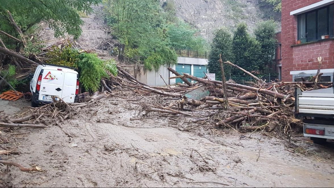 Fango e detriti devastano le strade, gravi danni del maltempo nel Bolognese Fango e detriti devastano le strade, gravi danni del maltempo nel Bolognese