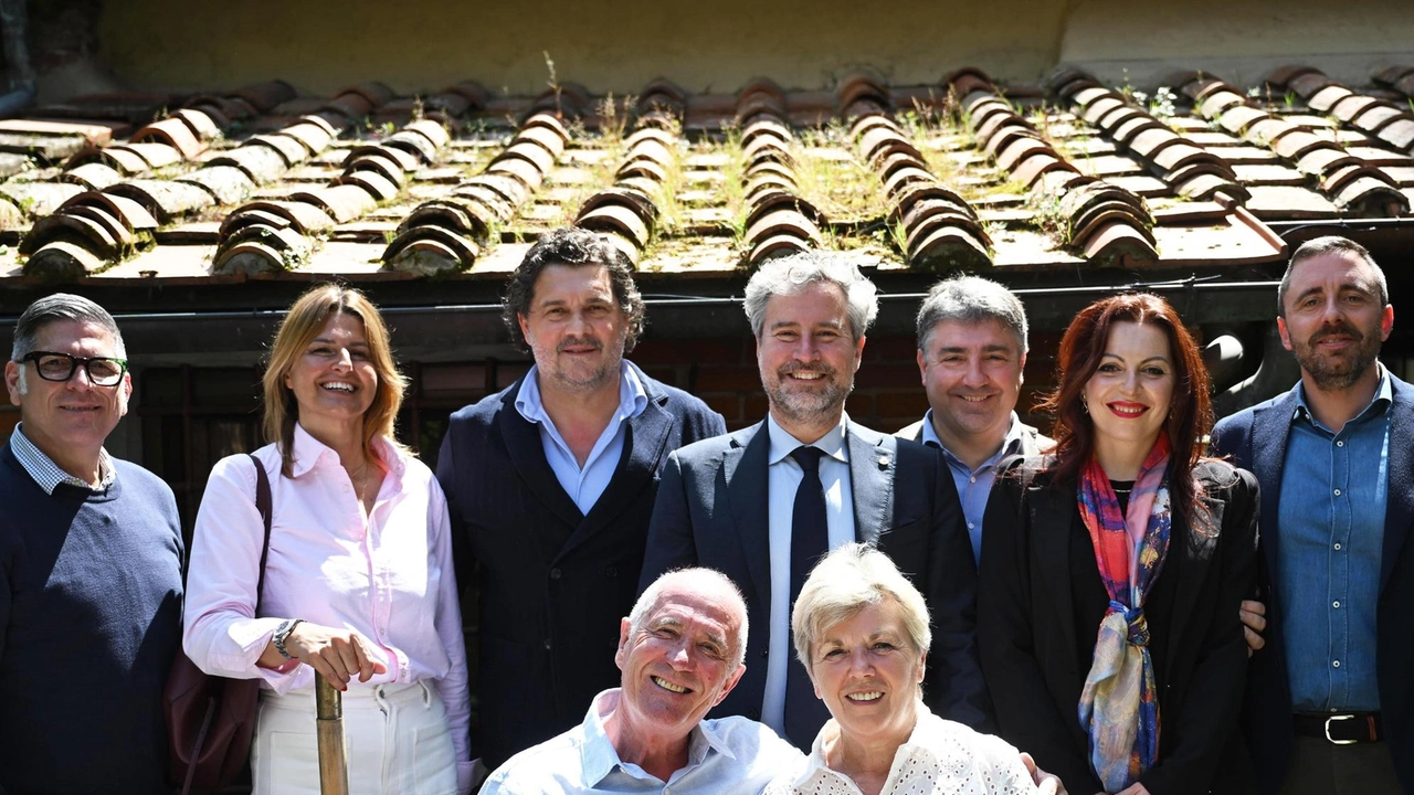 Michael Kerr insieme al patron del Caffé Santa Zita Michele Tambellini e al sindaco