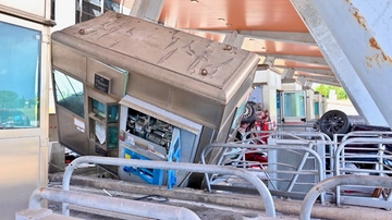 Maxi-incidente in A12, impressionante foto del casello ribaltato