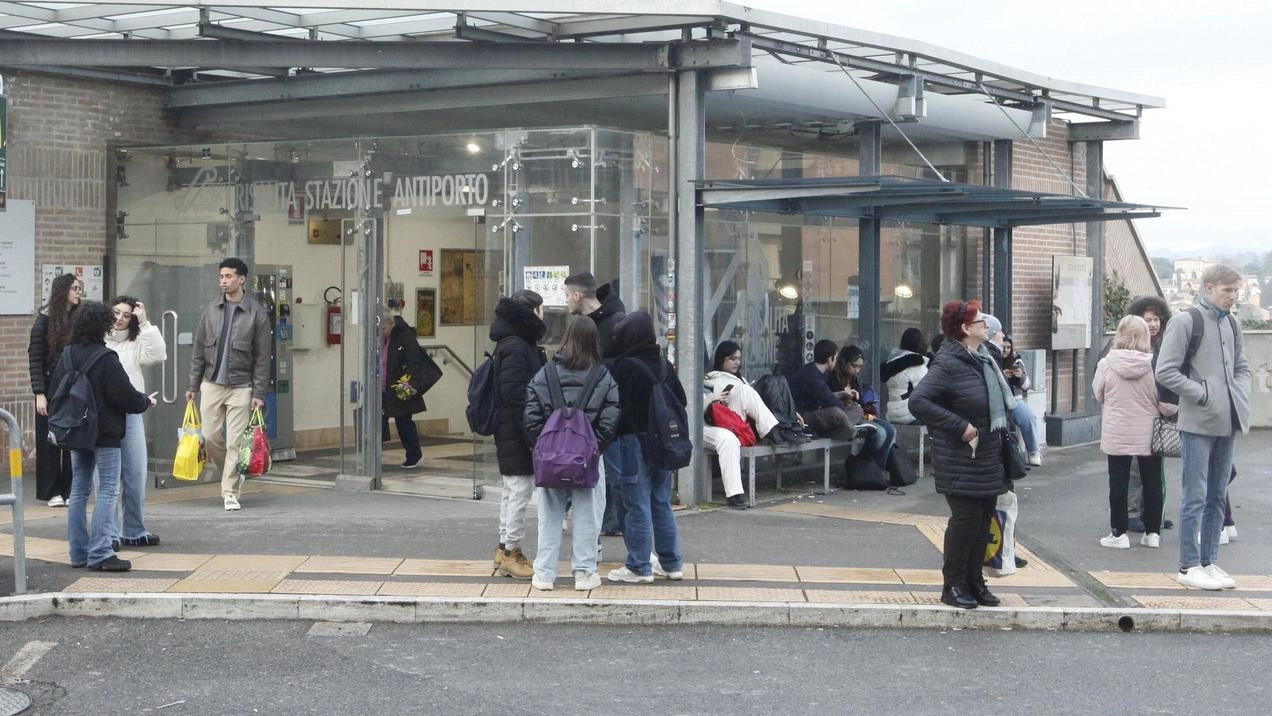 Un quinto consegnato all’uomo che stazionava in via Montanini. Intervento della Municipale che ha chiesto collaborazione alla questura. Un quinto consegnato all’uomo che stazionava in via Montanini. Intervento della Municipale che ha chiesto collaborazione alla questura.