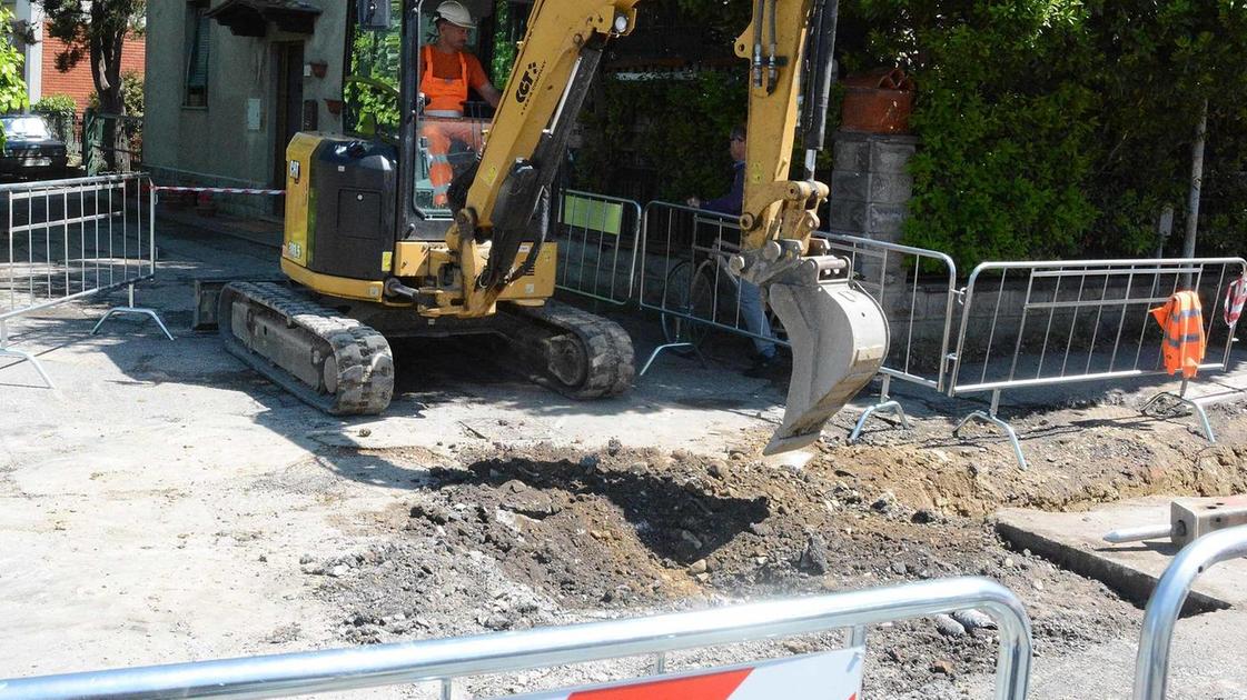 Via Fiorentina bloccata. Il traffico cittadino in tilt per i lavori a sorpresa Via Fiorentina bloccata. Il traffico cittadino in tilt per i lavori a sorpresa