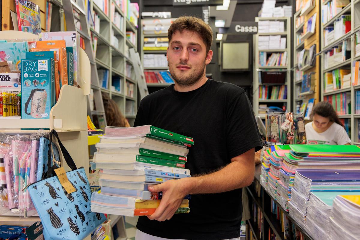 Scuola, la stangata dei libri: prezzi su del 3,8%. E nelle librerie toscane scatta la corsa all’usato