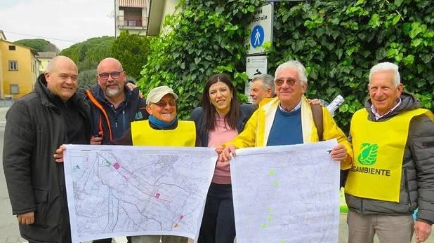 I volontari di Legambiente con l’assessore regionale Monnia Monni e il sindaco