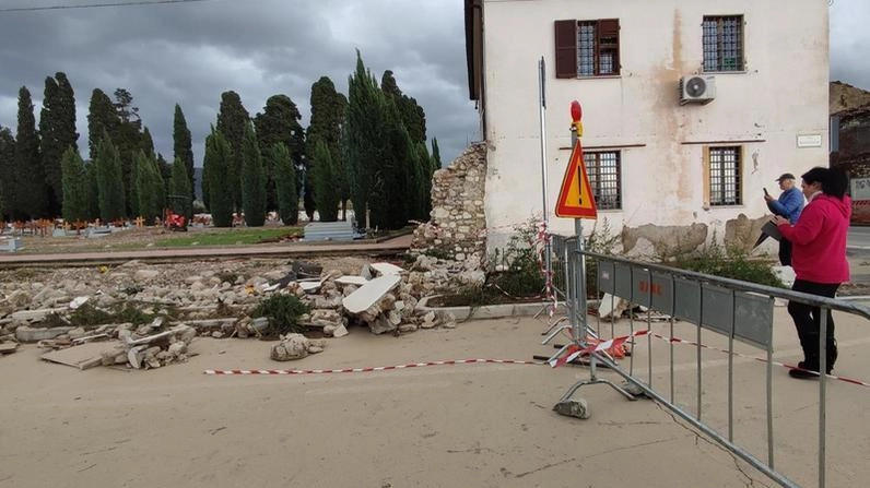 Il crollo del muro causato dalla potenza dell’alluvione (. Foto Attalmi Il crollo del muro causato dalla potenza dell’alluvione (. Foto Attalmi