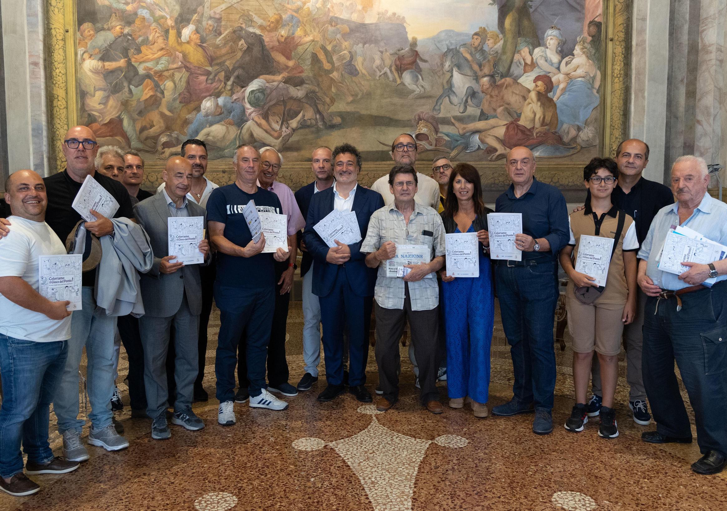 Il libro in dono "Coloriamo il Gioco del Ponte". Anteprima in sala delle Baleari del Comune Il libro in dono "Coloriamo il Gioco del Ponte". Anteprima in sala delle Baleari del Comune
