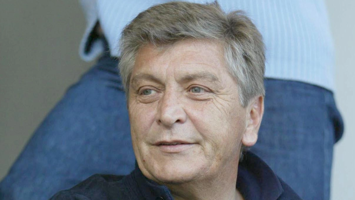 Andrea Toccafondi in tribuna al Lungobisenzio in una foto di diversi anni fa scattata dal nostro fotoreporter Nedo Coppini Andrea Toccafondi in tribuna al Lungobisenzio in una foto di diversi anni fa scattata dal nostro fotoreporter Nedo Coppini