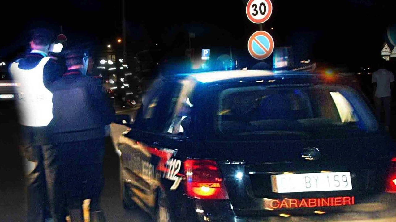 Una coppia di giovani è stata rapinata di notte in spiaggia a Viareggio da due stranieri. I rapinatori sono fuggiti e sono ricercati. Indagano i carabinieri, che analizzano le immagini delle telecamere. Una coppia di giovani è stata rapinata di notte in spiaggia a Viareggio da due stranieri. I rapinatori sono fuggiti e sono ricercati. Indagano i carabinieri, che analizzano le immagini delle telecamere.