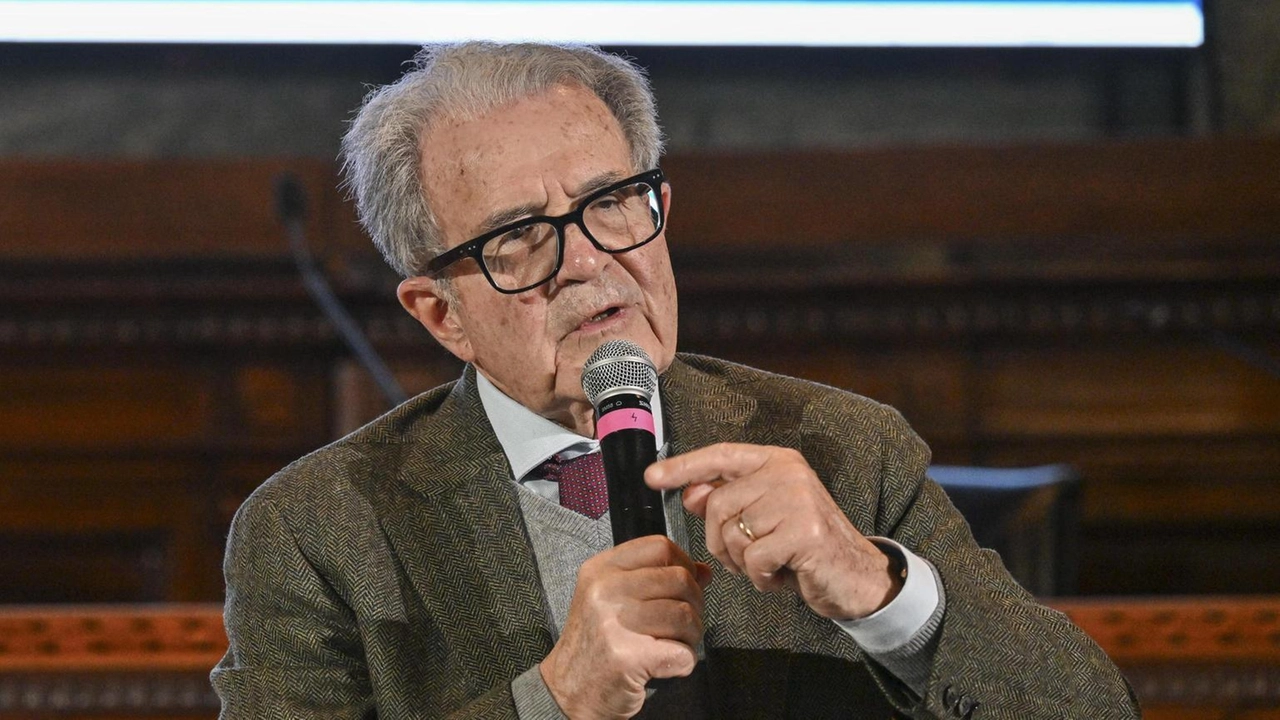 Romano Prodi denuncia l'assenza dell'Europa nella mediazione delle crisi internazionali, invocando un'azione unitaria. Romano Prodi denuncia l'assenza dell'Europa nella mediazione delle crisi internazionali, invocando un'azione unitaria.