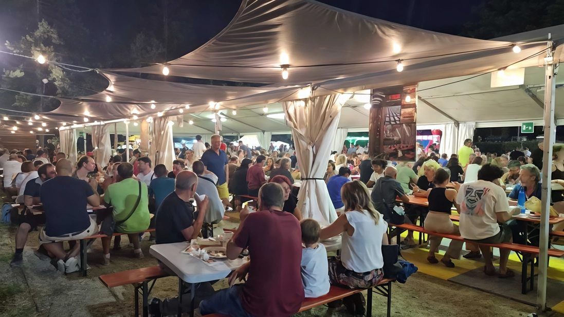 Al Convento di Montecarlo una serata suggestiva, pensata per coniugare arte, gusto, musica e cultura. Al Convento di Montecarlo una serata suggestiva, pensata per coniugare arte, gusto, musica e cultura.
