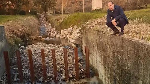 Il sindaco Simone Calamai durante l’ultimo sopralluogo ai torrenti Funandola e Stregale che saranno ripuliti dai detriti Il sindaco Simone Calamai durante l’ultimo sopralluogo ai torrenti Funandola e Stregale che saranno ripuliti dai detriti