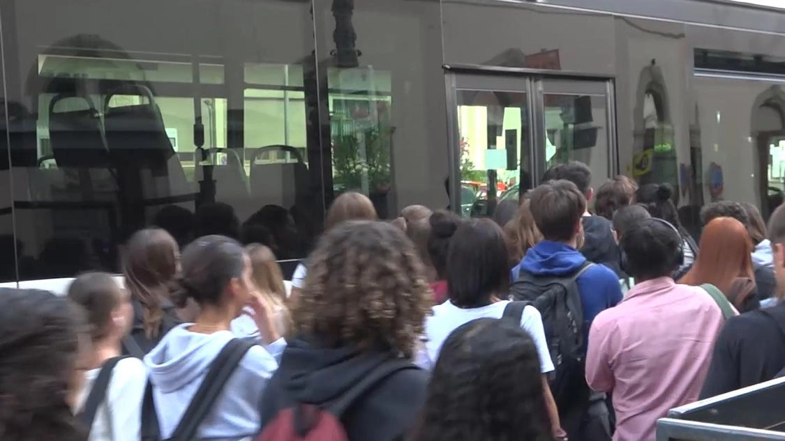 Gli studenti si ammassano per cercare di salire sull’autobus Gli studenti si ammassano per cercare di salire sull’autobus