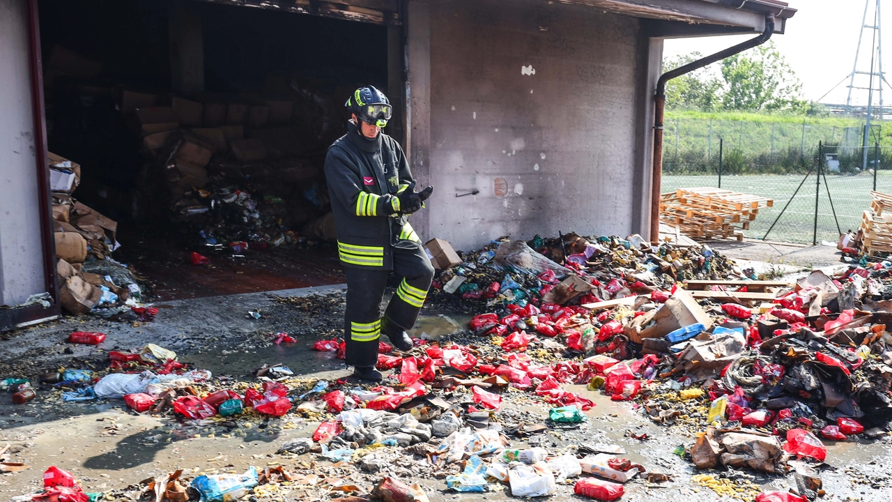 Bruciati prodotti per i poveri. Scatta la rete di solidarietà: “Donazioni e messaggi”