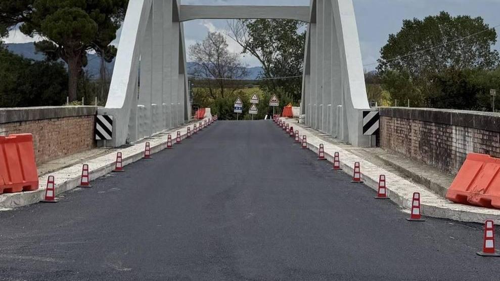 Riaperto al traffico il ponte di Cesa. Agnelli avverte: "È un pò strettino". La vallata nella rete dei cantieri Riaperto al traffico il ponte di Cesa. Agnelli avverte: "È un pò strettino". La vallata nella rete dei cantieri
