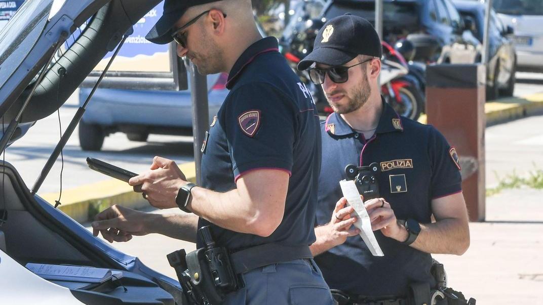 Prima il furto, poi il raggiro. Finto carabiniere chiede soldi. Due anziani lo fanno arrestare Prima il furto, poi il raggiro. Finto carabiniere chiede soldi. Due anziani lo fanno arrestare