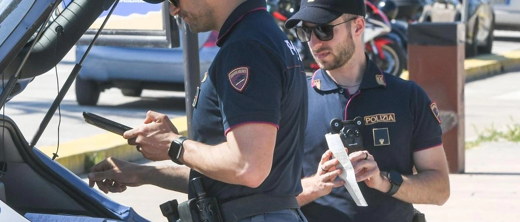 Prima il furto, poi il raggiro. Finto carabiniere chiede soldi. Due anziani lo fanno arrestare
