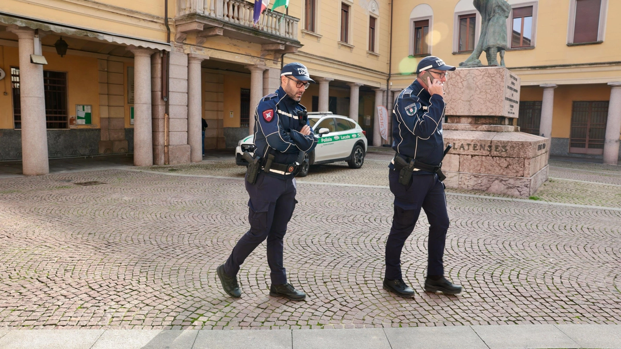 Momenti di paura in piazza. Pretende alcol e semina panico: "Necessari ancora più controlli"