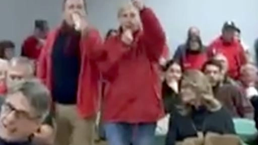 L’onorevole Montemagni costretta ad andarsene in lacrime. Un centinaio di operatori del mare ha presidiato in blocco . il convegno della Cna sull’applicazione della Bolkestein. L’onorevole Montemagni costretta ad andarsene in lacrime. Un centinaio di operatori del mare ha presidiato in blocco . il convegno della Cna sull’applicazione della Bolkestein.