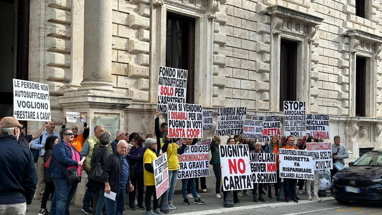 Il presidio delle associazioni e delle famiglie dei disabili sotto Palazzo Cesaroni La delegazione denuncia la mancata approvazione del bonus mensile da parte della Regione Il presidio delle associazioni e delle famiglie dei disabili sotto Palazzo Cesaroni La delegazione denuncia la mancata approvazione del bonus mensile da parte della Regione