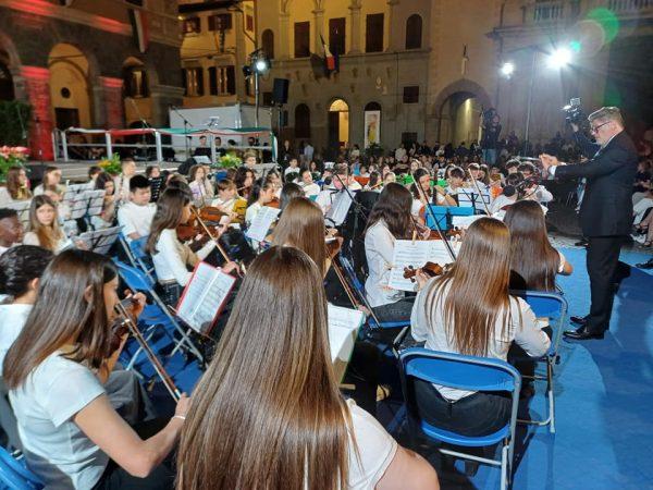 https://www.lanazione.it/image-service/view/acePublic/alias/contentid/OGIyMjEwMTQtZTc3ZC00/0/studenti-protagonisti-con-r-i-s-v-a-in-musica.jpeg