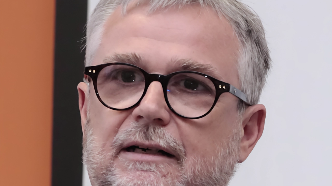 L'assessore regionale alla salute critica il governo per le risorse insufficienti per la sanità in Toscana, mentre l'eurodeputato di FdI difende l'incremento di fondi. Polemiche in vista delle elezioni regionali. L'assessore regionale alla salute critica il governo per le risorse insufficienti per la sanità in Toscana, mentre l'eurodeputato di FdI difende l'incremento di fondi. Polemiche in vista delle elezioni regionali.