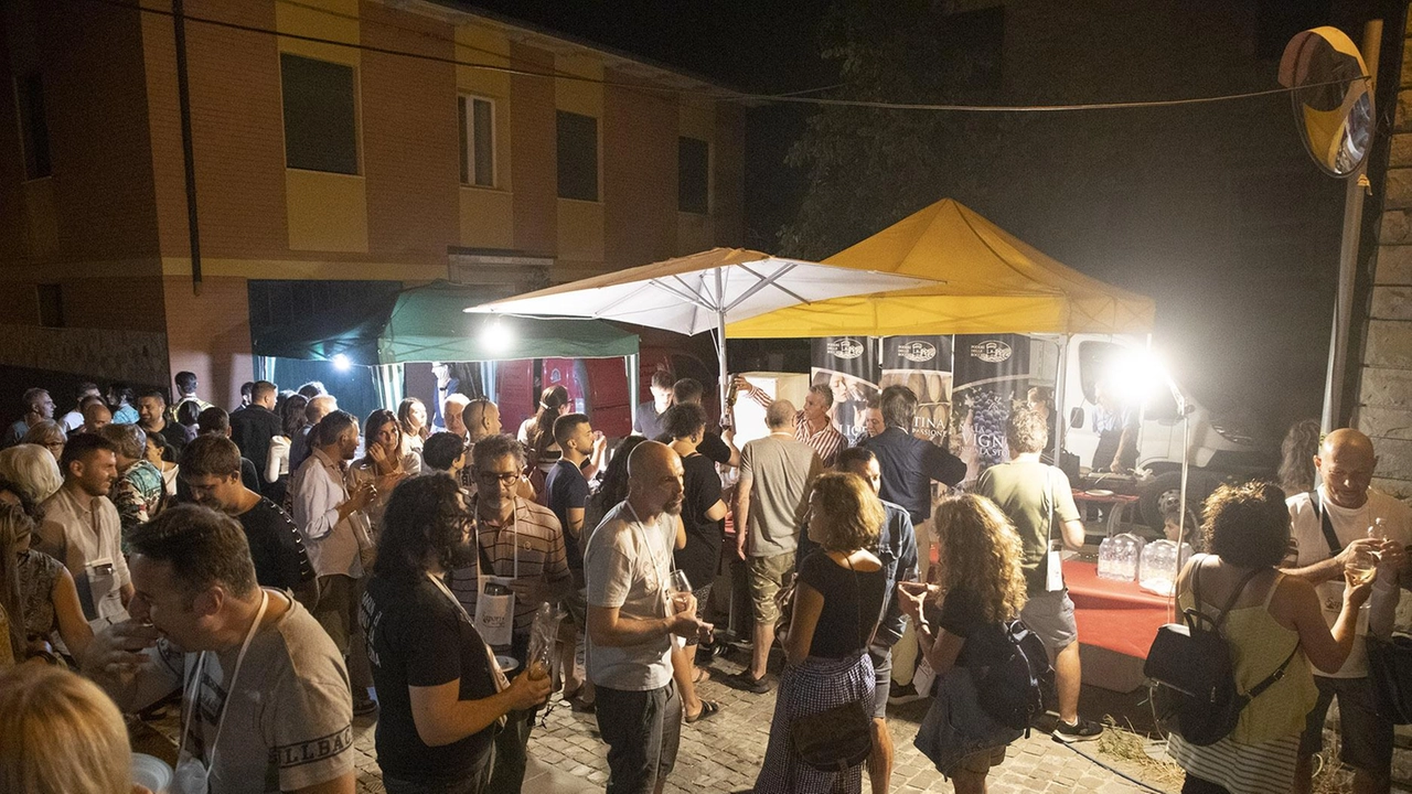 Stasera a Torgiano degustazioni con 33 cantine. Chiusura con i fuochi d’artificio Stasera a Torgiano degustazioni con 33 cantine. Chiusura con i fuochi d’artificio