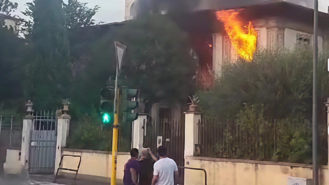 Incendio in un centro di minori a Firenze: nessun ferito grazie all'intervento tempestivo dei vigili del fuoco. Gli undici ragazzi sono stati trasferiti in altre strutture. Situazione sotto controllo. Incendio in un centro di minori a Firenze: nessun ferito grazie all'intervento tempestivo dei vigili del fuoco. Gli undici ragazzi sono stati trasferiti in altre strutture. Situazione sotto controllo.