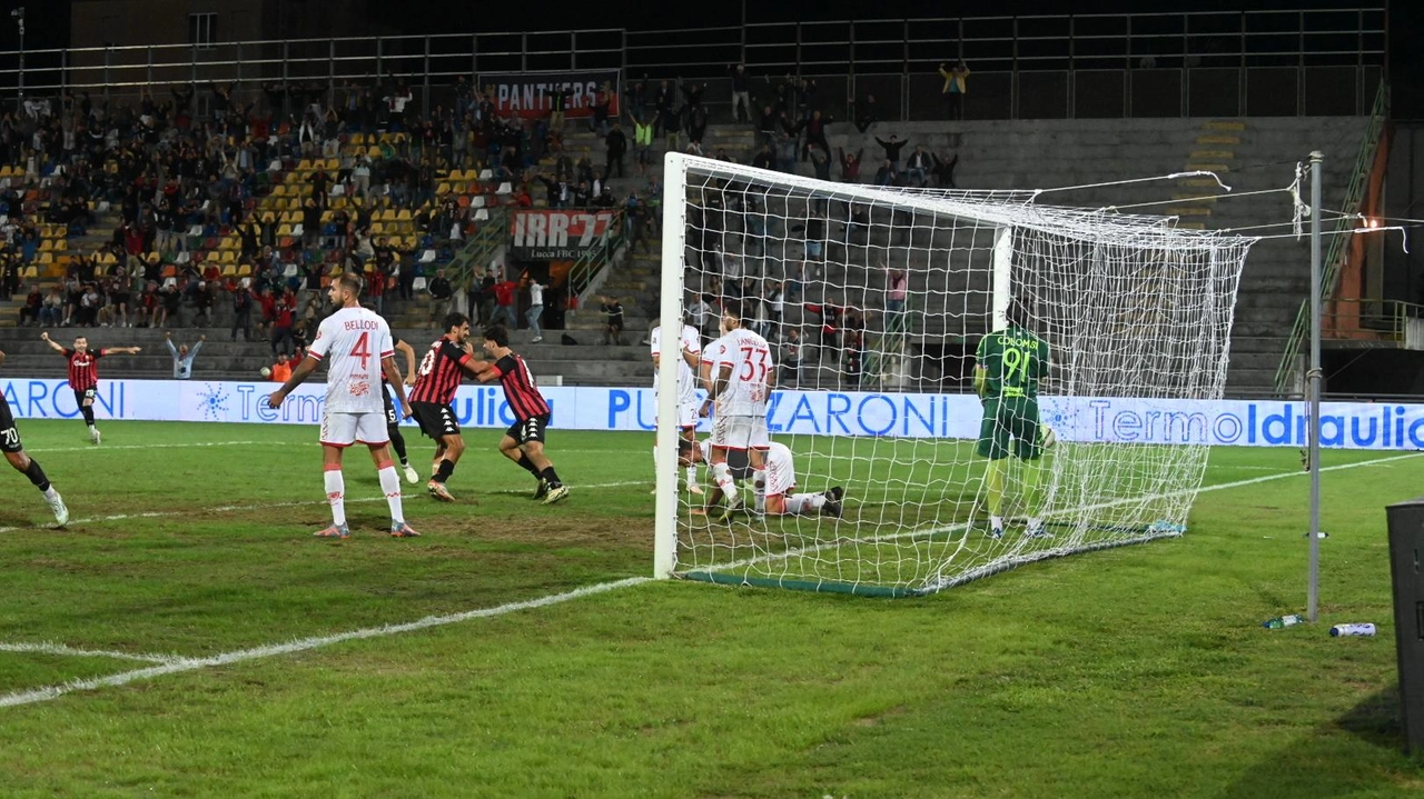 Il gol dell’insperato pareggio realizzato (foto «Alcide») da Quirini a poco dal 90’: un punto d’oro al termine di una gara «pazza» Il gol dell’insperato pareggio realizzato (foto «Alcide») da Quirini a poco dal 90’: un punto d’oro al termine di una gara «pazza»