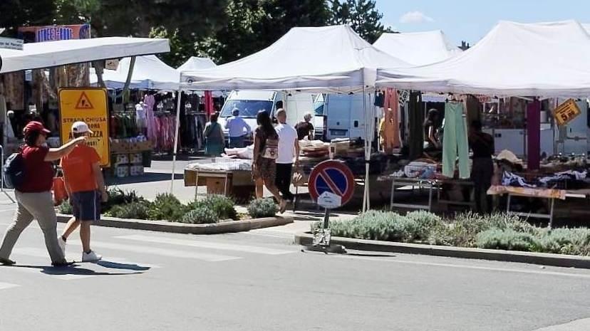 https://www.lanazione.it/image-service/view/acePublic/alias/contentid/OGIzMDg5NTUtNjE5Mi00/0/nuova-piazza-del-mercato-il-progetto-fa-discutere.jpeg?f=16:9&w=1200&h=630