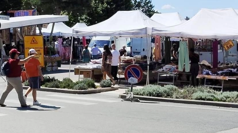 Dopo la presentazione della proposta di piano attuativo per la ristrutturazione di Piazza del Mercato, ecco le critiche. di Giulio Provvidenza, consigliere di opposizione Dopo la presentazione della proposta di piano attuativo per la ristrutturazione di Piazza del Mercato, ecco le critiche. di Giulio Provvidenza, consigliere di opposizione