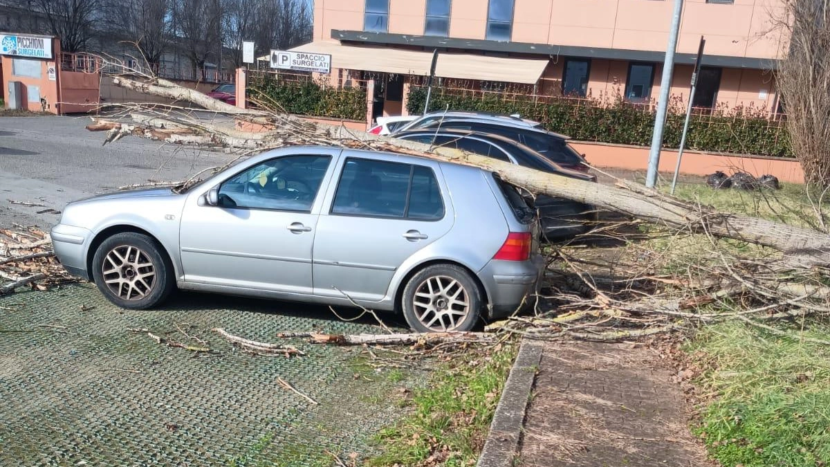 Un'autovettura danneggiata Un'autovettura danneggiata