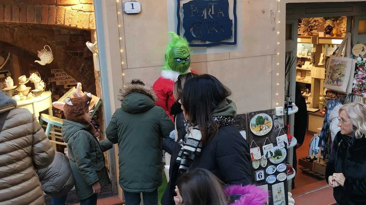 Una letterina a Babbo Natale a Montepulciano rivela desideri violenti e consumistici, sollevando interrogativi sulla società. Una letterina a Babbo Natale a Montepulciano rivela desideri violenti e consumistici, sollevando interrogativi sulla società.