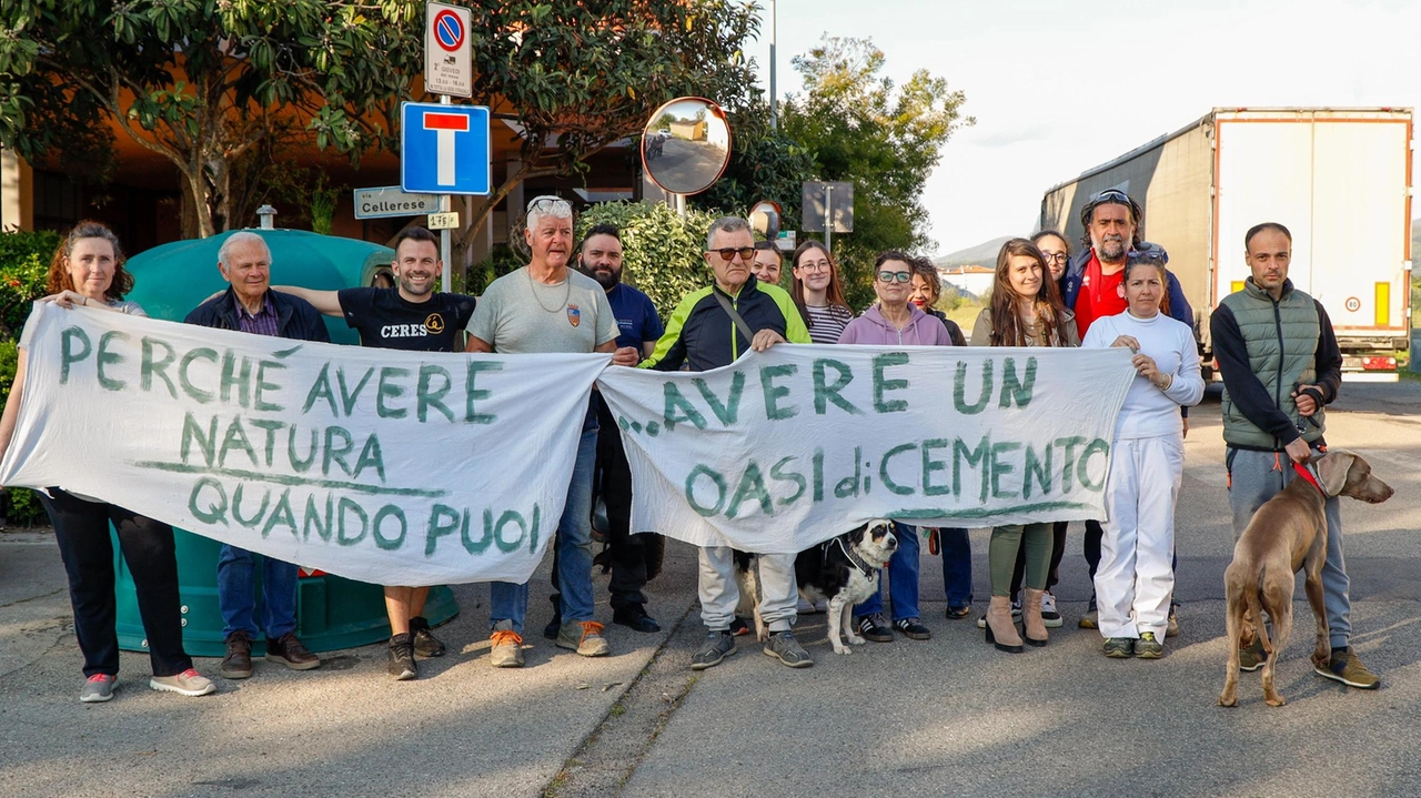 La protesta dei residenti contro la chiusura di via Cellerese (FotoGermogli)