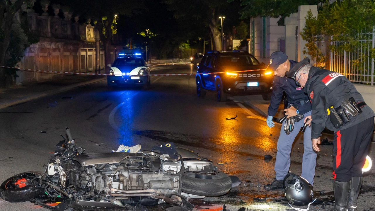 La scena dell’incidente e la foto della vittima Simone Spinosi (Goiorani) La scena dell’incidente e la foto della vittima Simone Spinosi (Goiorani)