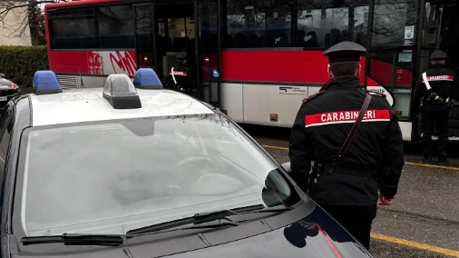 Carabiniere di fronte a un autobus. L'aggressore dell'autista cinquantenne è fuggito Carabiniere di fronte a un autobus. L'aggressore dell'autista cinquantenne è fuggito
