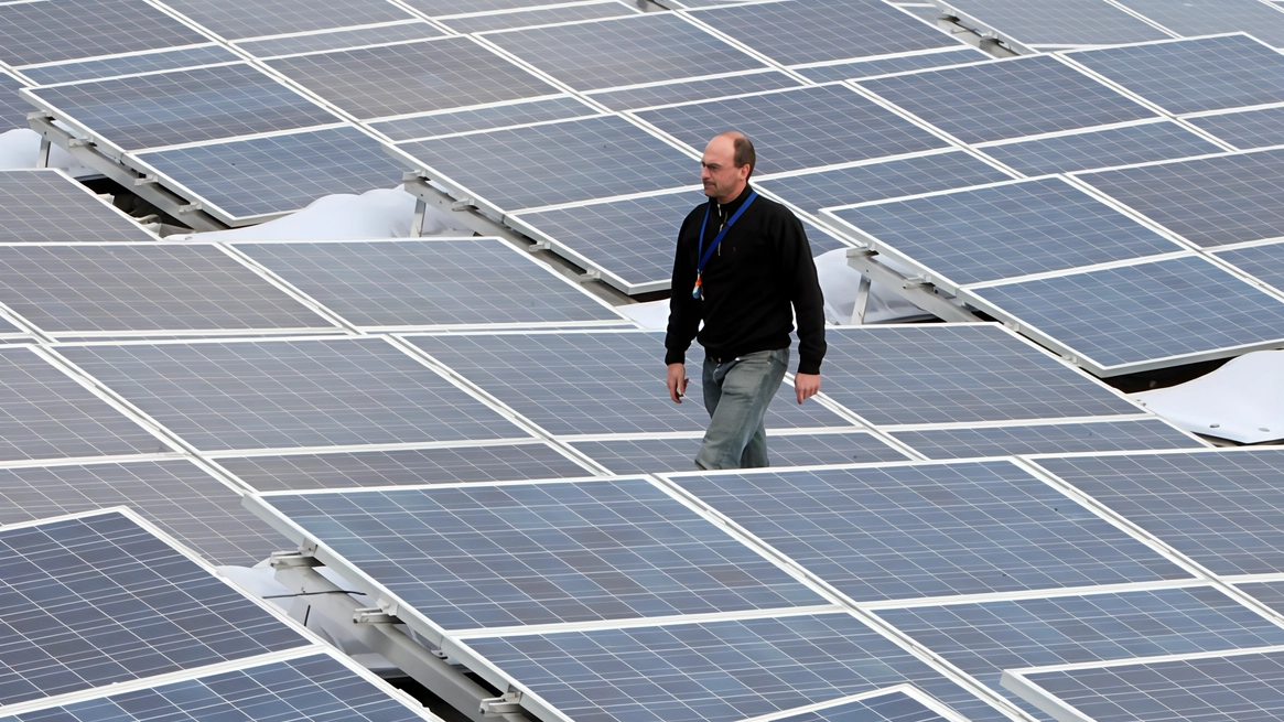 Al via la rimozione dell’eternit e il montaggio del fotovoltaico nel vecchio magazzino. Conti:"Sfruttiamo le rinnovabili". Al via la rimozione dell’eternit e il montaggio del fotovoltaico nel vecchio magazzino. Conti:"Sfruttiamo le rinnovabili".