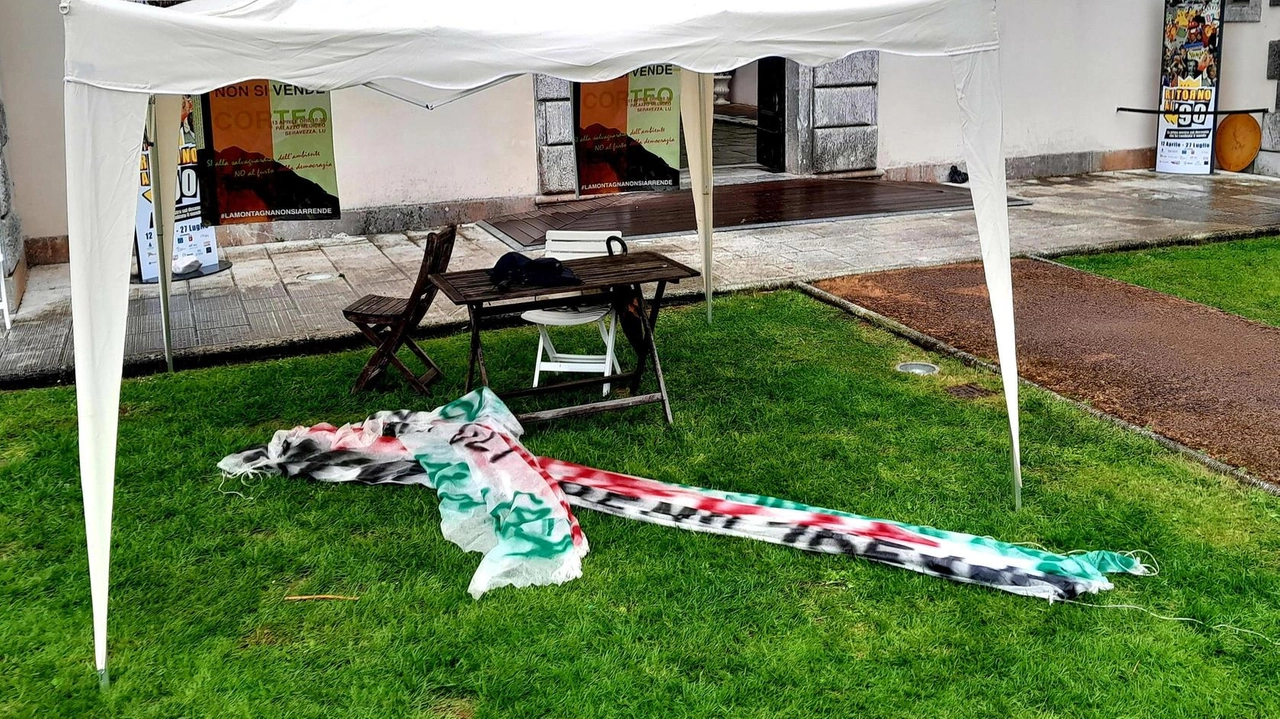 Lo scatto «poco ecologista» che ha fatto indignare qualcuno al termine della manifestazione degli ambientalisti Striscioni lasciati in mezzo all’erba